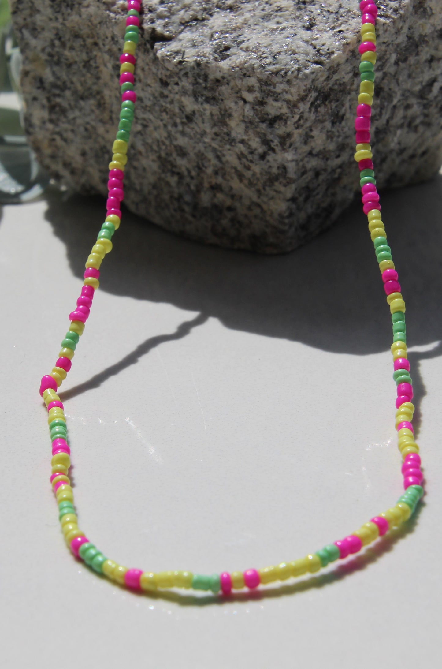 Kette Neon Rocailles grün pink gelb