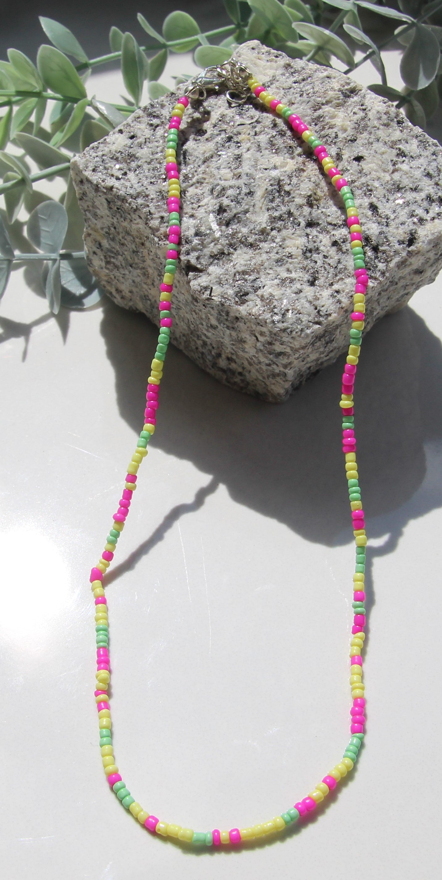 Kette Neon Rocailles grün pink gelb